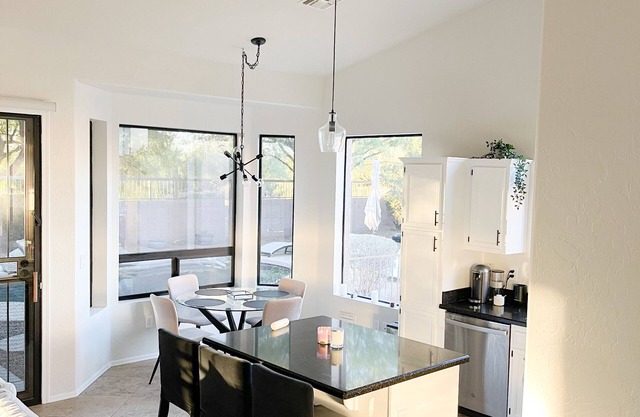 Bright Spacious House w/Pool in Quiet Neighborhood near PHX & Scottsdale