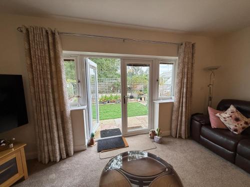Bright, Stylish 1-Bed Bungalow with Private Garden