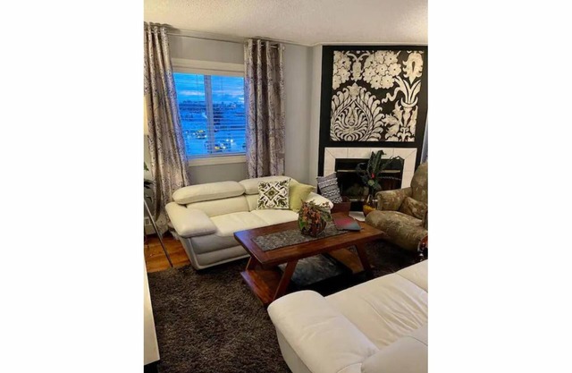 Bright Sunny Top Floor 2 BDR 2 Bath +Den