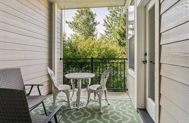 Bright West Linn 2BR w/Free Parking & In-Unit W/D, by Blueground