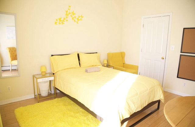 Brighton Apartment -With Balcony-5min to Beach-Separate Entrance