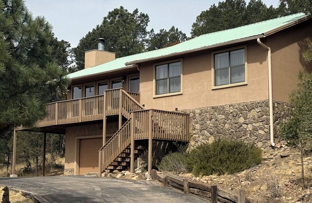 Bring the whole family to enjoy hot tub, deck & beautiful mountains in Ruidoso