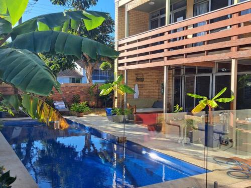 Brisbane 1960s Pool House - hosted bed and breakfast
