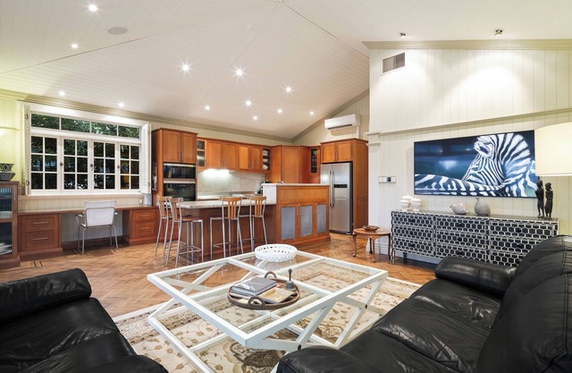 Brisbane Inner City 2 Bedroom home. Minutes walk to supermarkets and eateries