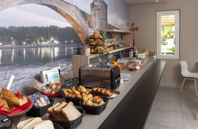 Brit Hotel Avignon Sud