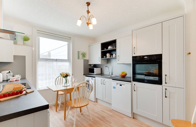 Brixham View - Two Bedroom Apartment, Sleeps 4