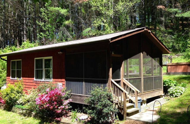 Broadwing Farm Cedar Cabin- Hot Tub with Fresh, Hot Mineral Water - 85 Acre Farm