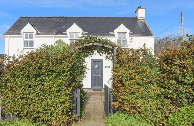 BRON GADAIR, pet friendly, character holiday cottage in Llanbedrog