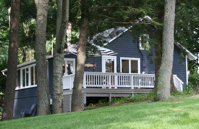 Brower Cottage - Lakefront Secluded Wooded Lot on Hutchins Lake Near Saugatuck
