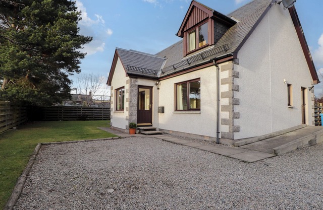 BRUACH GORM COTTAGE, pet friendly, with a garden in Grantown-On-Spey