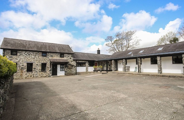 BRYN EIRA STABLES, pet friendly, with pool in Llanfairpwllgwyngyll