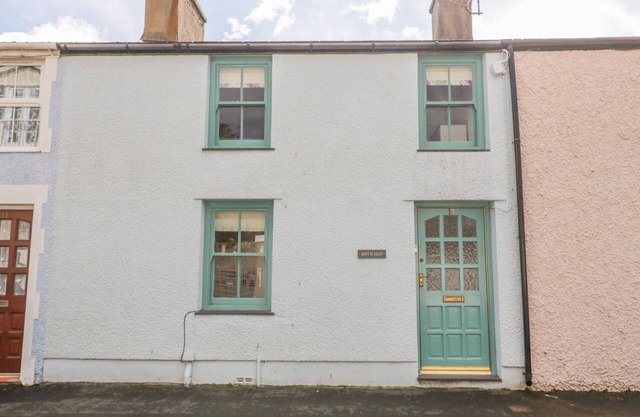 BRYN HAF, NEW STREET, family friendly, with open fire in Beaumaris