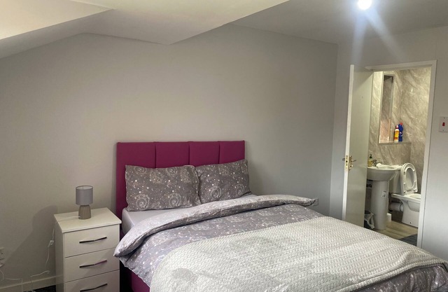 Budget En-suite in Wolverhampton/Birmingham Rd, situated in a quiet neighborhood
