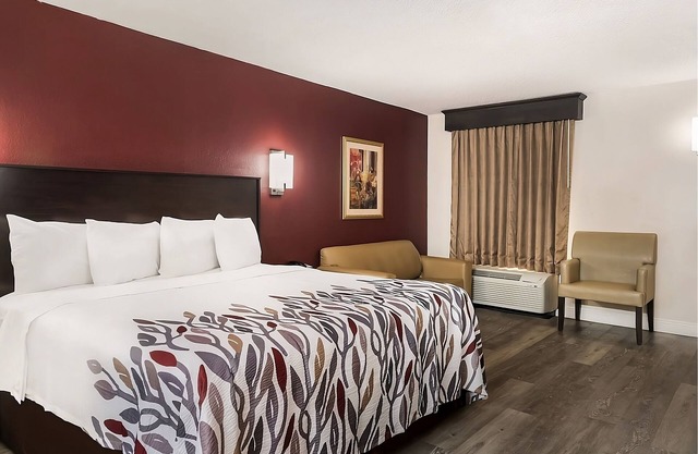 Budget-friendly Accommodation! Outdoor Pool, Pets Allowed, Near Tupelo Zoo