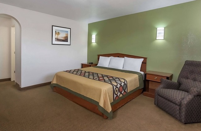 Budget Stay w/Mini-Fridge and Microwave Near Waco’s Top Museums – Pet-Friendly!