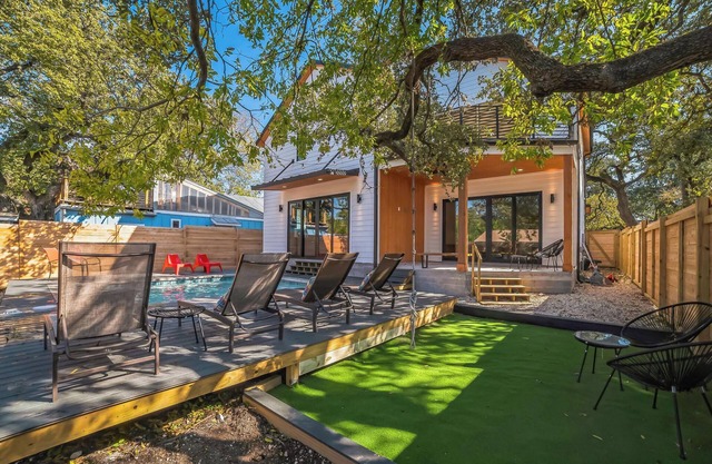 Built in 2024!, 5 bed/5bath with swimming pool, one block to South Congress
