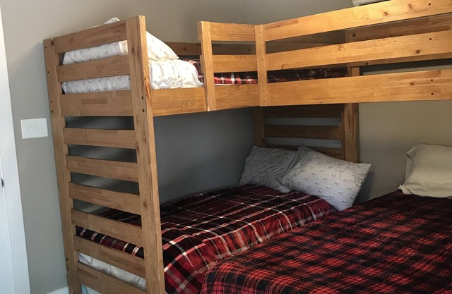 Bunk room near Pirates Cove Marina on Kentucky Lake