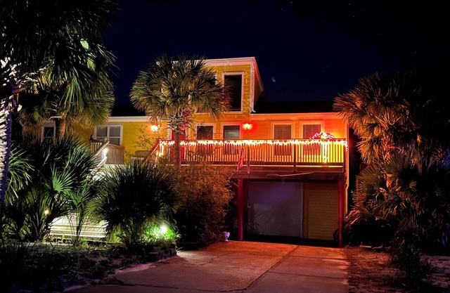 Bunny and Boo's Beach Bungalow - Outside Paradise, Large Decks, BBQ, and Games!