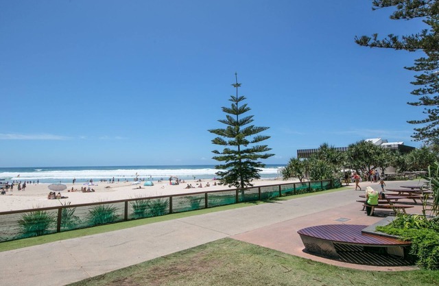 BURLEIGH BEACH - Renovated Unit With Free WIFI