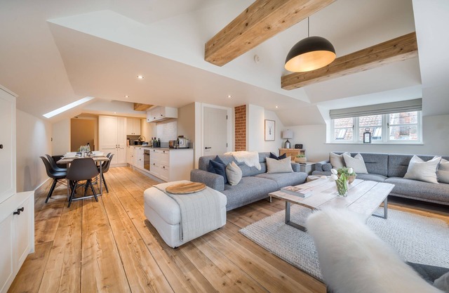 Burnham Loft - sleeps 4 guests in 2 bedrooms