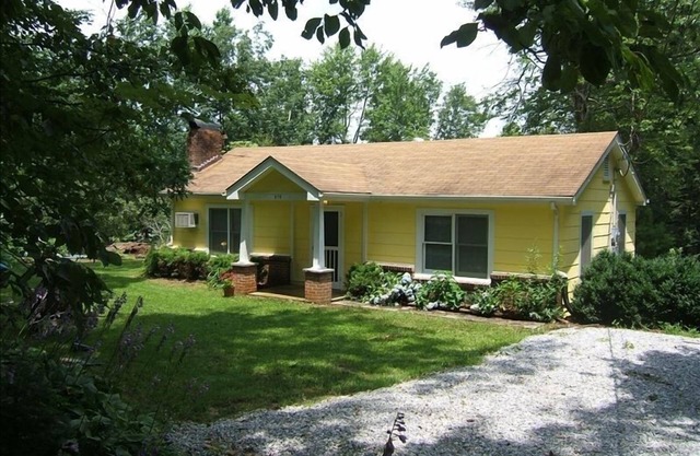 Buttercup Cottage, Historic Saluda, NC. Cozy Mountain Retreat