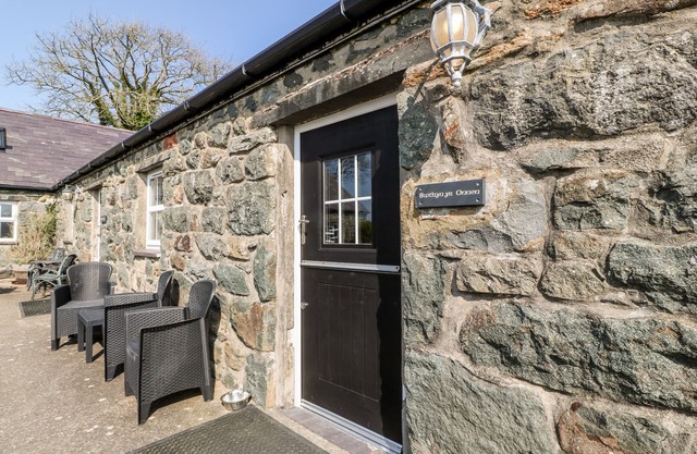BWTHYN YR ONNEN (ASH COTTAGE), pet friendly in Pwllheli