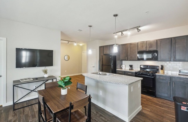 C Creek 10308 I Modern 2Bd Apt I Secure Property