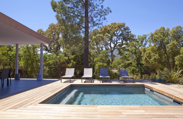 CONTEMPORARY VILLA IN QUIET LOCATION - SWIMMING POOL