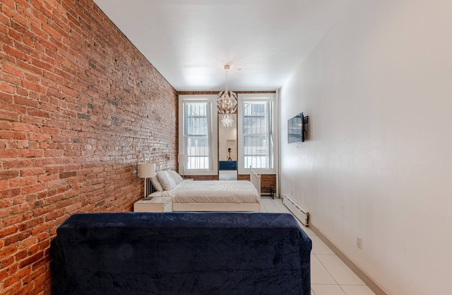 (C) Studio Apt Just Off Park Ave
