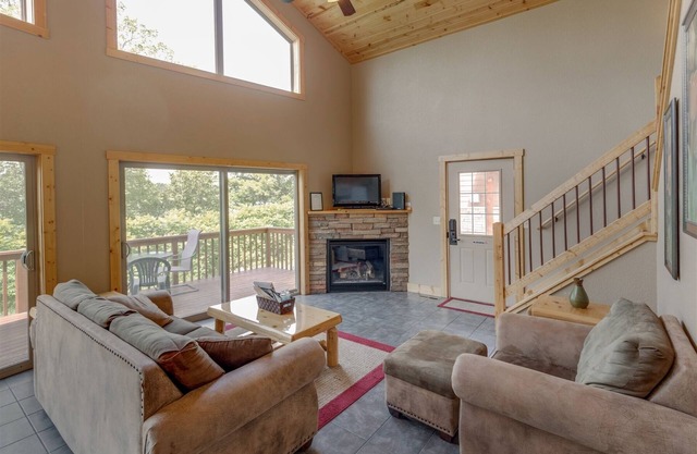 Cabin 104 - Open Loft/Modern, Clean, Comfortable