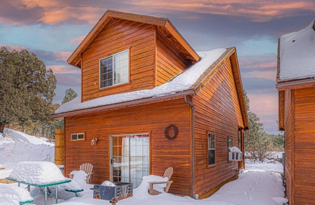 Cabin#2 Elk Hallow - Pet Friendly - Sleeps 6 - Playground & Game Room
