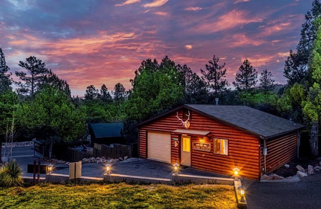 Cabin #6 Bobcat Bunkhouse - Pet Friendly - King Bed - Sleeps 4