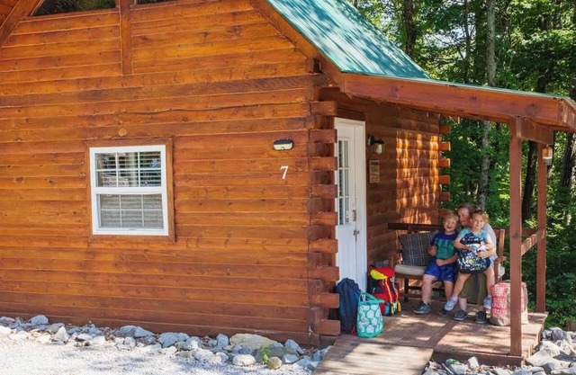Cabin 7 - Private Log Cabin with loft in Columbia Kentucky
