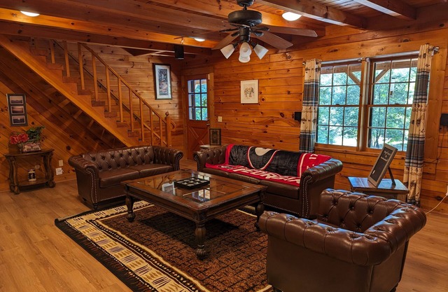 Cabin Bliss - Just 1 Mile from Lake Lanier/5 Acre/5 BR with Hot tub
