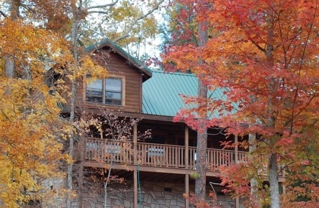 Cabin Fever ~Pet friendly~ located in Black Bear Falls Community~ Gatlinburg TN