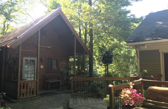 Cabin In the Trees In historic Jim Thorpe, on the side of Flagstaff Mountain