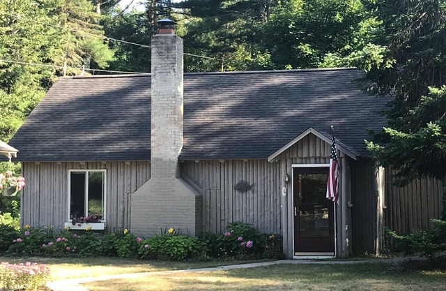 Cabin in village of Suttons Bay!