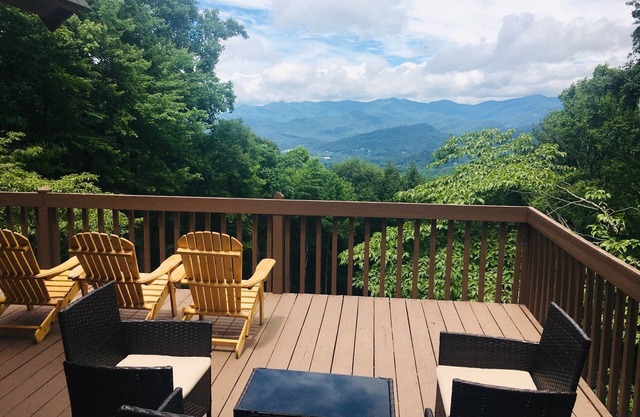 Cabin, Mtn. Views, w/Hot Tub, Min’s to Asheville or Black Mtn., 3K SF 3 Story!