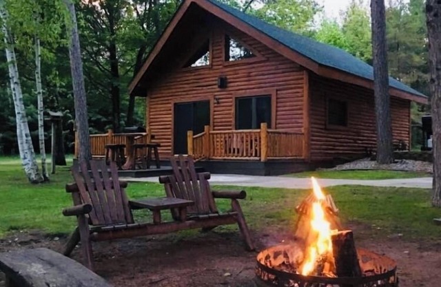 Cabin on AuTrain River a few blocks from Lk Superior, 10 mi from Munising