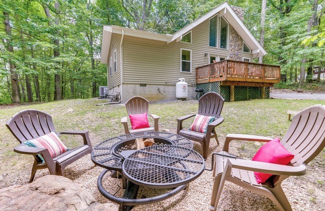 Cabin w/Deck & Screened-In Porch in New Market!