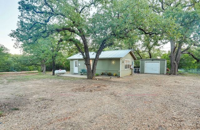 Cabin w/Hot Tub in Valley View: Pets Welcome!