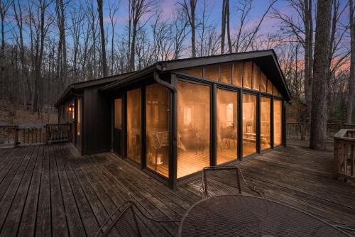 Cabin Wraparound Deck, WiFi, Grill, Dog-Friendly!