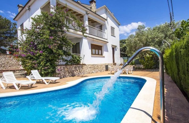 CAL VIVES with Pool, Barbecue, WI-FI and Tennis Court just 8 kms from Sitges