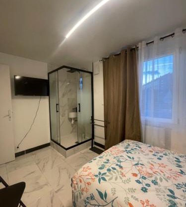 Calaisis room bed