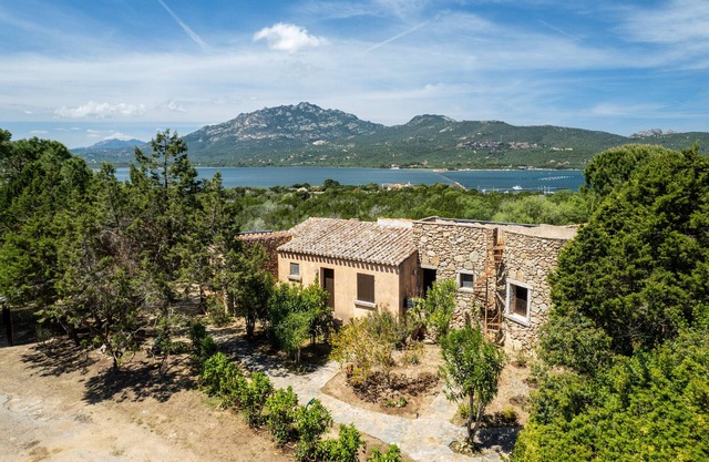 Caletta 53 - seaside flat with pool and tennis court