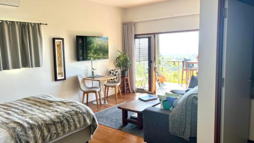 Callemondah Studio with stunning views, in Bangalow and Byron Hinterland