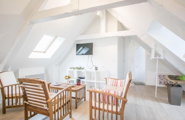 Calm and comfortable apartment in Bayeux, 9km from the beach