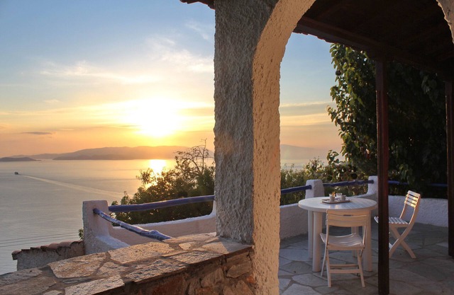 CAMELIA. Infinity panoramic pool. Privileged view of Egean. Access to the sea.