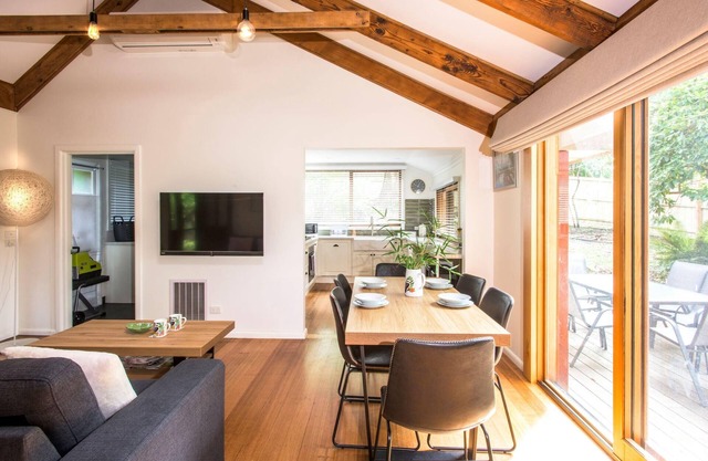 Camellia Cottage - In the heart of picturesque Olinda (only 45 min from Melbourne CBD) is this little hideaway.