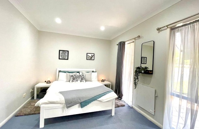 Camelot - Homestay - Double Room, private bathroom and private kitchenette on ground floor of our home